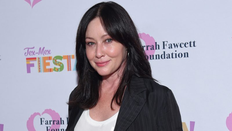 Shannen Doherty đăng một bức ảnh không trang điểm, nơi nữ diễn viên chia sẻ việc cô đã vi phạm các tiêu chuẩn sắc đẹp của Hollywood

