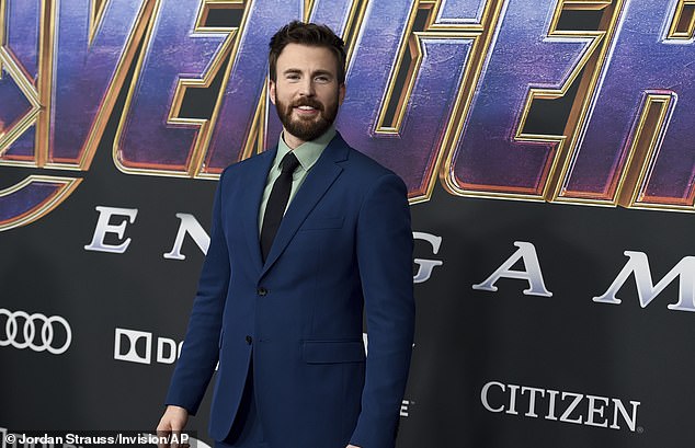 CÙNG CAPTAIN: Evans, người đã dán chiếc khiên của mình vào vai Captain America trong Avengers: Endgame 2019, bước sang tuổi 40 vào Chủ nhật.