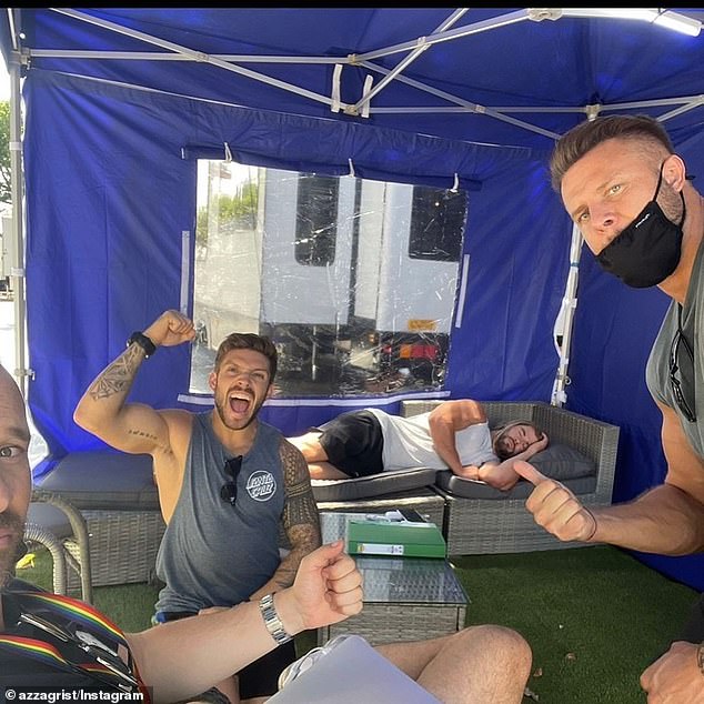 Thor đang ngủ trên đi văng: Hai diễn viên gần đây đã hoàn thành việc quay phần thứ tư của loạt phim MCU độc lập của Hemsworth, Thor;  nhìn thấy trên Instagram