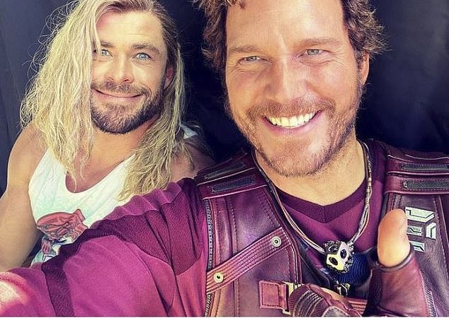 Two of the Three Chrisses: Để chúc mừng sinh nhật Chris Evanso, Chris Hemsworth đã đăng tải một bức ảnh chụp nhanh hài hước lên nguồn cấp dữ liệu Instagram của anh ấy vào thứ Bảy