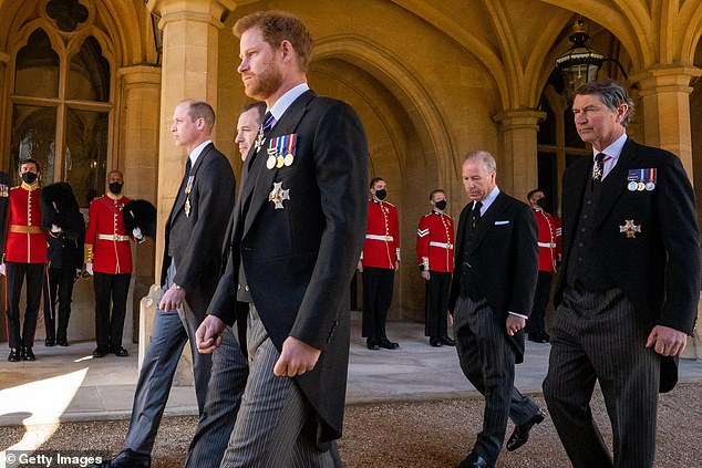 Hai anh em (người được chụp ảnh trong đám tang của Hoàng thân Philip vào tháng 4 năm nay) là do đã gạt mối thù cay đắng của họ sang một bên để tổ chức một buổi lễ công phu vào ngày 1 tháng 7 tại Cung điện Kensington.  Thay vào đó, họ sẽ chủ trì một cuộc họp giảm giá mạnh chỉ với một số ít khách mời