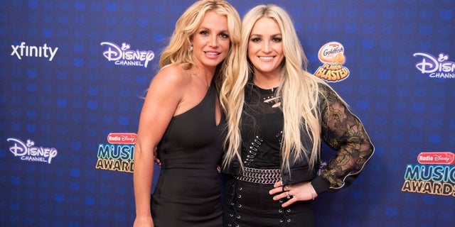 Britney Spears tiết lộ trước tòa hôm thứ Tư rằng cô ấy muốn kiện gia đình mình.  Ở đây, cô được chụp cùng với em gái của mình, Jamie Lynn.