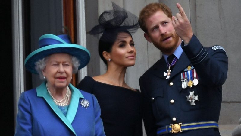 Nữ hoàng mở rộng một cành ô liu cho Harry và Meghan sau sự cố hoàng gia

