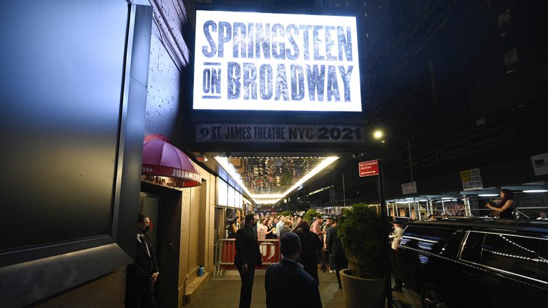 'Springsteen on Broadway' mở cửa trở lại ở NYC, đối mặt với phản đối về 'sự tách biệt' trong vắc xin


