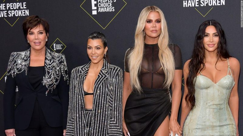 'Keeping Up With The Kardashians': Các nhà phê bình đánh giá phần kết của chương trình khi gia đình chuyển từ truyền hình cáp sang phát sóng

