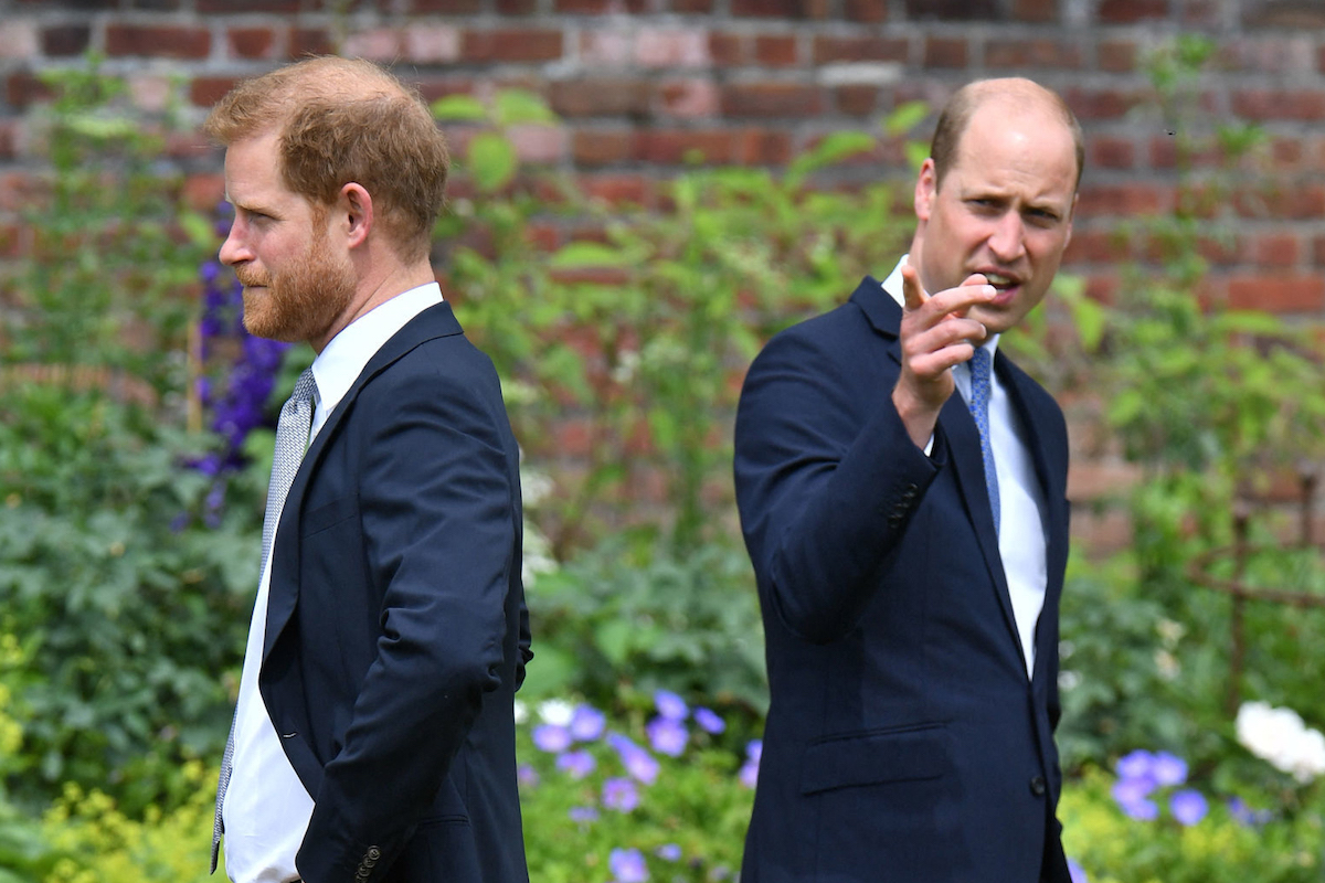 Hoàng tử Harry, Công tước xứ Sussex (trái) và Hoàng tử William, Công tước xứ Cambridge của Anh tham dự lễ khánh thành bức tượng mẹ của họ là Công nương Diana tại Sunken Garden ở Cung điện Kensington vào ngày 1 tháng 7 năm 2021, được cho là tượng số 60 của bà. Giáng sinh