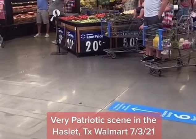 Video TikTok lan truyền đã ghi lại khoảnh khắc những người mua sắm tụ tập với nhau trong một vành đai ngẫu hứng để hát Quốc ca vào ngày 3 tháng 7 tại một cửa hàng Walmart ở Haslett, Texas