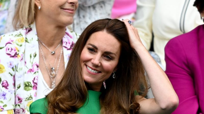   Kate Middleton chấm dứt tình trạng tự cô lập để tham dự trận chung kết Wimbledon nữ với Hoàng tử William.  Xem hình ảnh tại đây.

