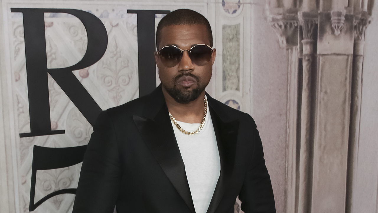 Kanye West chia sẻ bức ảnh phòng ngủ của anh ấy tại sân vận động Atlanta