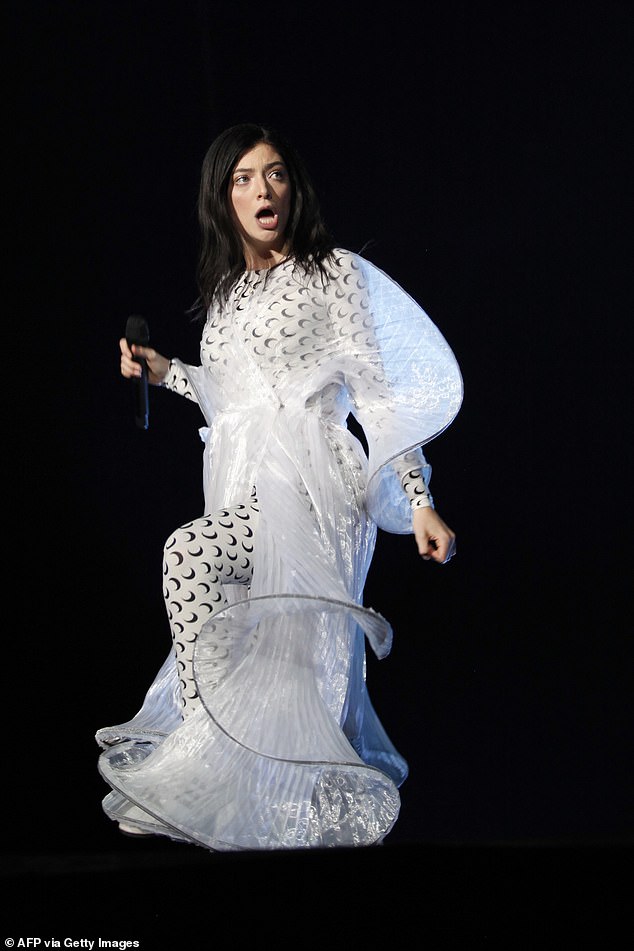 BẰNG TẤM GIƯỜNG: Diva Mặt Trời tiết lộ rằng người hâm mộ sẽ rất ngạc nhiên khi thấy cô mang theo 'những tấm đắt tiền' của mình mỗi khi đi lưu diễn.  Trong ảnh là buổi biểu diễn tại Lễ hội âm nhạc thủ đô Corona ở Thành phố Mexico vào tháng 11 năm 2018