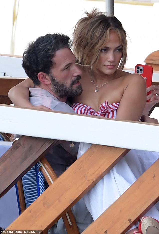 Người lao động cũ: Trong khi đó, Jennifer Lopez đã đi du lịch khắp nơi trên du thuyền với người tình của cô ấy là Ben Affleck, người đã quay trở lại