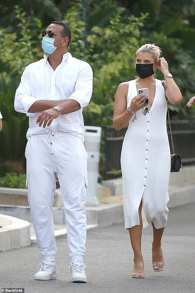 điều phối viên!  Alex Rodriguez và người dẫn chương trình NFL Melanie Collins đã mặc một bộ trang phục màu trắng phù hợp khi làm mưa làm gió tại các cửa hàng ở St Tropez hôm thứ Ba.