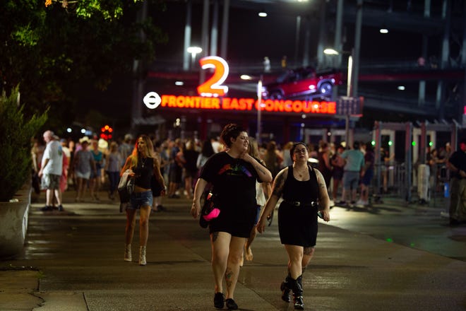 Người hâm mộ rời khỏi sân vận động sau khi nghe tin rằng buổi hòa nhạc của Garth Brooks đã bị hoãn lại do điều kiện thời tiết tại Sân vận động Nissan ở Nashville, Tennessee, thứ Bảy, ngày 31 tháng 7 năm 2021.