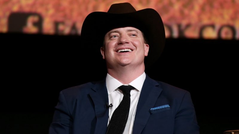 Brendan Fraser xúc động sau khi nghe đồng hồ thế giới