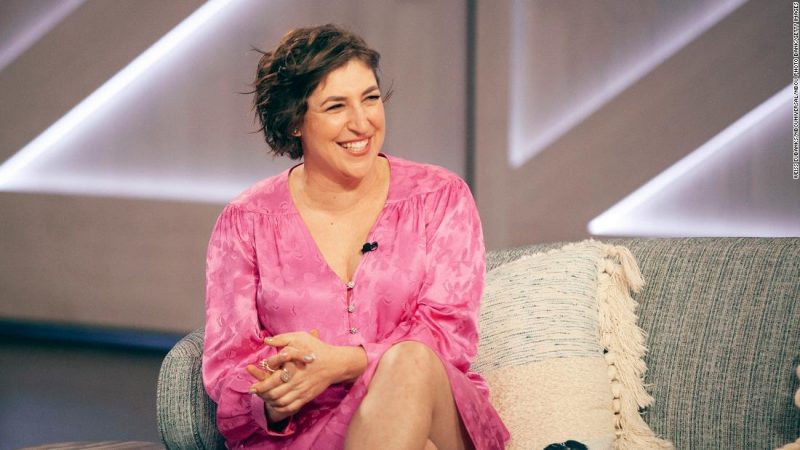   Mayim Bialik sẽ là khách mời đầu tiên trên "Jeopardy!"  Sau khi Mike Richards qua đời

