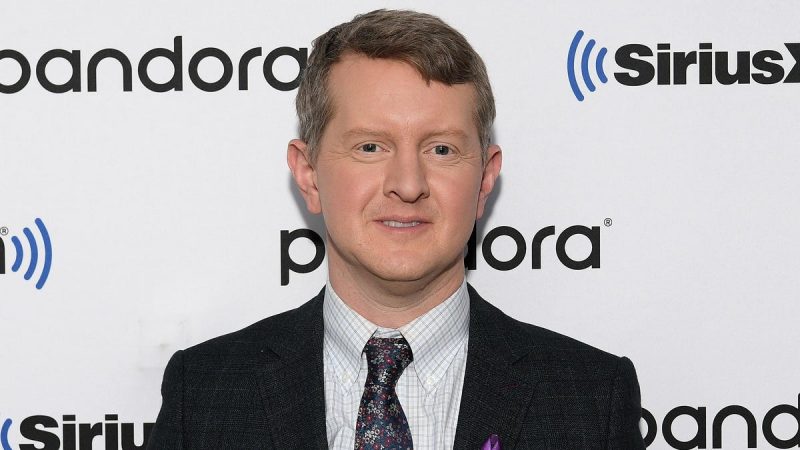   Những dòng tweet cũ gây tranh cãi của Ken Jennings được cho là đã khiến anh ấy phải mất công làm Jeopardy của Alex Trebek!  người kế vị

