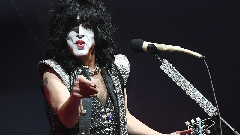 Paul Stanley xét nghiệm dương tính với COVID, Kiss Postpone Show

