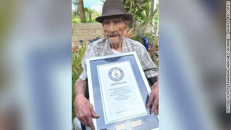 Một người đàn ông 112 tuổi ở Puerto Rico đã lập kỷ lục Guinness thế giới với tư cách là người đàn ông sống lâu nhất.