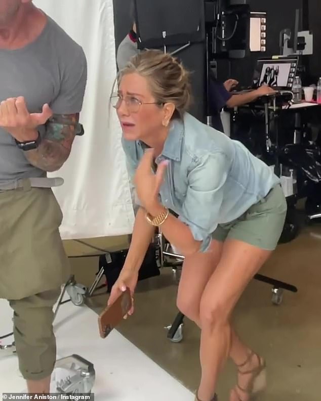 Jennifer Aniston khóc khi ra mắt công ty chăm sóc tóc mới
