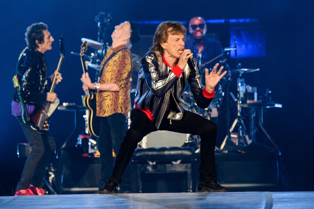 Mick Jagger biểu diễn trên sân khấu với Rolling Stones ở St. Louis.
