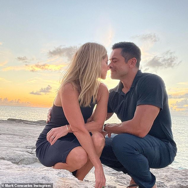 Ngọt ngào: Cặp đôi nở nang đã chia sẻ bốn bức ảnh của họ từ một buổi chụp ảnh bình thường trên bãi biển với 2 triệu người theo dõi của họ