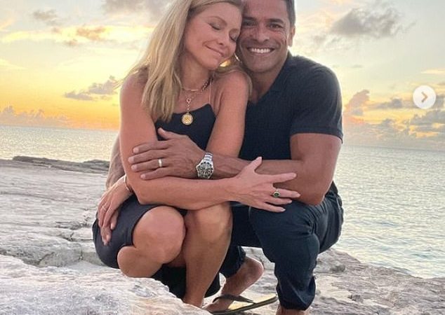 Tribute: Mark Consuelos, 50 tuổi, đã lên Instagram vào thứ Bảy để chúc người vợ 26 tuổi của mình, Kelly Ripa, một sinh nhật lần thứ 51 hạnh phúc