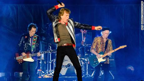 The Rolling Stones bày tỏ lòng kính trọng đối với Charlie Watts khi cô ấy cuối cùng cũng bắt đầu chuyến lưu diễn ở Mỹ của mình