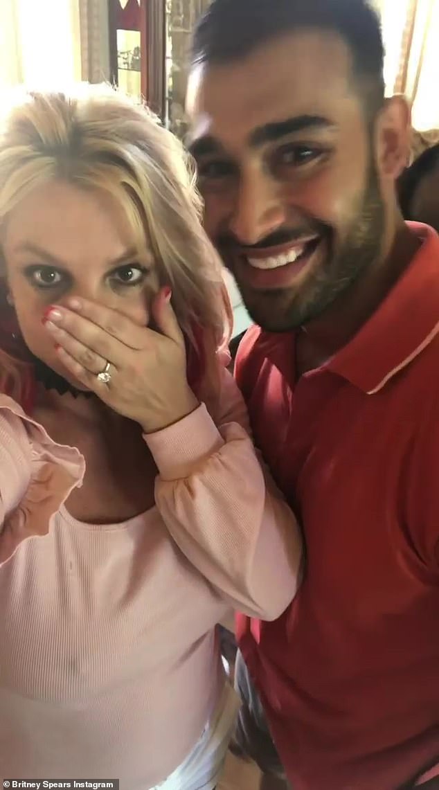 Xin chúc mừng!  Bạn trai lâu năm Sam Asgari đã cầu hôn Britney vào đầu tháng này với một chiếc nhẫn đính hôn lấp lánh trị giá 70.000 USD được khắc trên đó. 