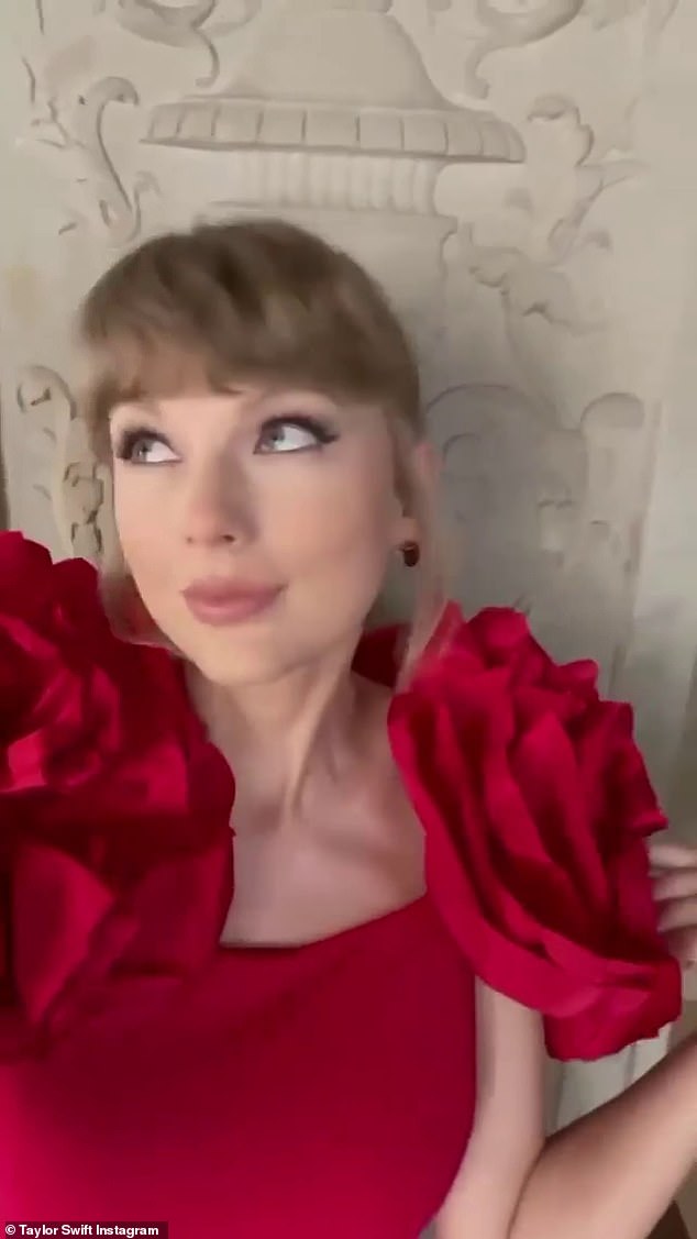 Trong video, ngôi sao nhạc pop đã tạo một ánh nhìn bắt mắt dễ thương khi mặc một chiếc váy đỏ với những bông hoa trên vai.