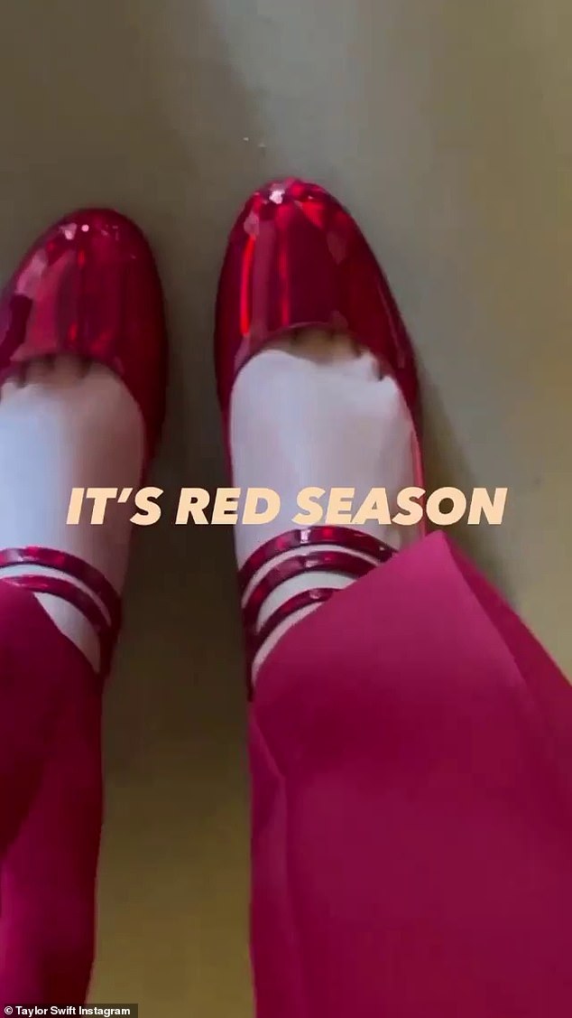 Không có nơi nào như ở nhà: video cũng cho thấy một đôi giày màu đỏ