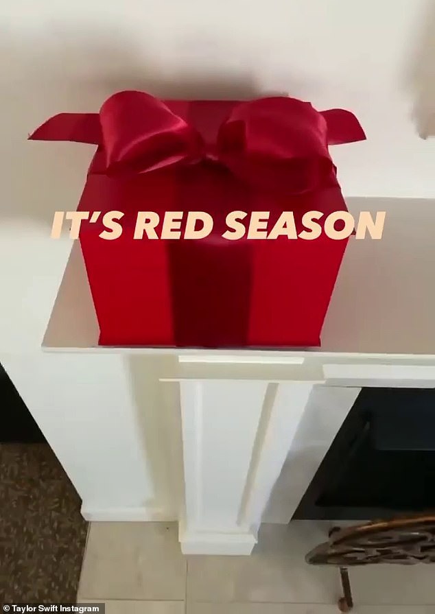 Quà tặng của Swiftie: Video kết thúc với sự tập trung phóng đại vào hộp quà màu đỏ và một chiếc nơ
