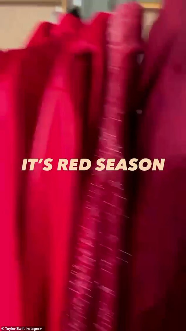 Tất cả mọi thứ đều màu đỏ: Trong video cũng có một clip treo áo khoác và áo khoác màu đỏ