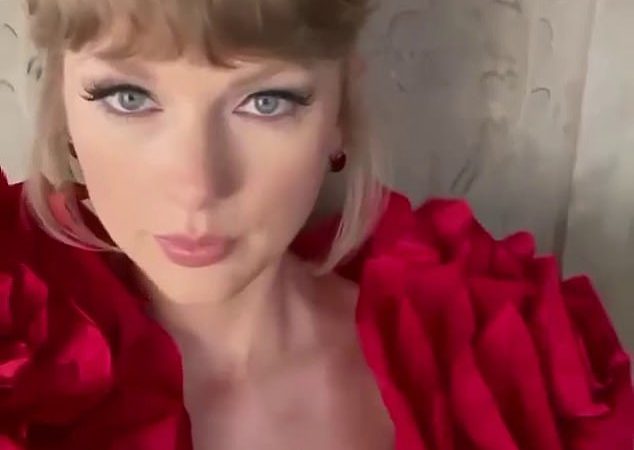 Chế độ quảng cáo: Taylor Swift, 31 tuổi, đã chia sẻ một video mới quảng cáo cho album thu âm lại sắp tới của cô ấy Red (Taylor's Edition)