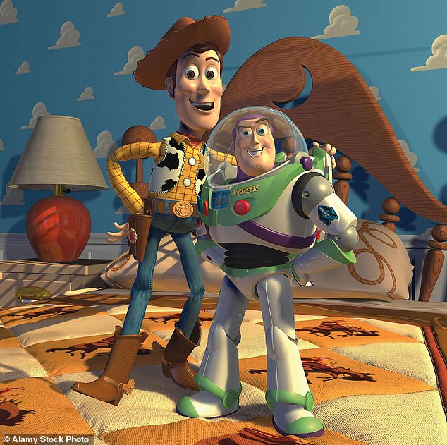 Allen đã lồng tiếng cho Buzz Lightyear (phải) trong tất cả các phim Toy Story gốc cùng với Tom Hanks trong vai Woody (trái).  Anh ấy gần đây đã lồng tiếng cho nhân vật này vào năm 2019 trong Toy Story 4 (Ảnh: Ảnh từ Toy Story, 1995)