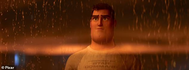 Một số người hâm mộ đã đưa ra giả thuyết rằng bộ phim sẽ khắc họa người đàn ông Buzz Lightyear, với Andy - một nhân vật 'đời thực' trong vũ trụ Toy Story, một nhân vật hành động - mua cùng một đoạn teaser Buzz Lightyear do Tim Allen lồng tiếng (ảnh: Lightyear) đoạn phim giới thiệu
