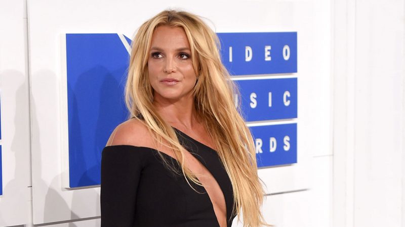 Britney Spears đến một 'hòn đảo tư nhân', nhìn thoáng qua chuyến bay trực thăng

