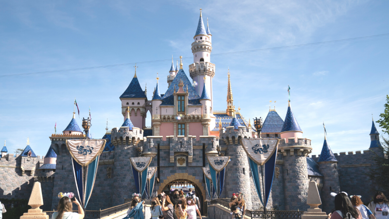   Disneyland giá vé tăng chóng mặt;  Cấp độ thứ sáu mới đã được giới thiệu

