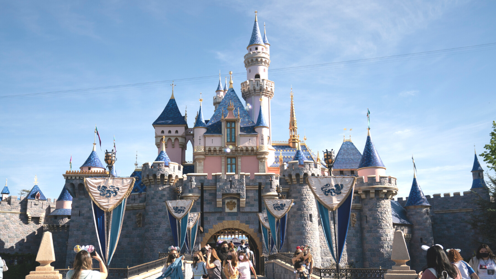 Disneyland giá vé tăng chóng mặt;  Cấp độ thứ sáu mới đã được giới thiệu