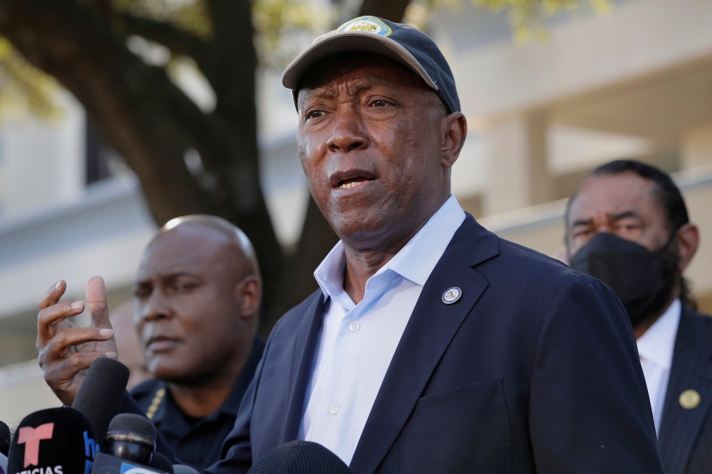Thị trưởng Houston Sylvester Turner phát biểu trong cuộc họp báo sau khi một số người chết và hàng chục người bị thương trong một lễ hội âm nhạc vào đêm trước.