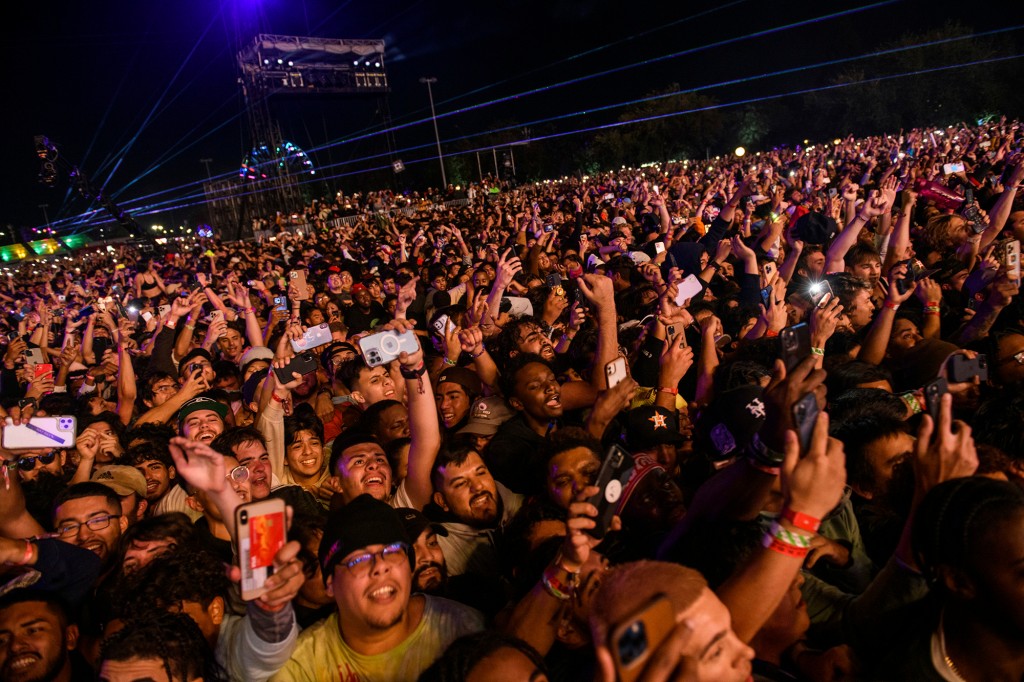 Đám đông xem Travis Scott biểu diễn tại Lễ hội Astroworld ở Công viên NRG vào thứ Sáu, ngày 5 tháng 11 năm 2021.