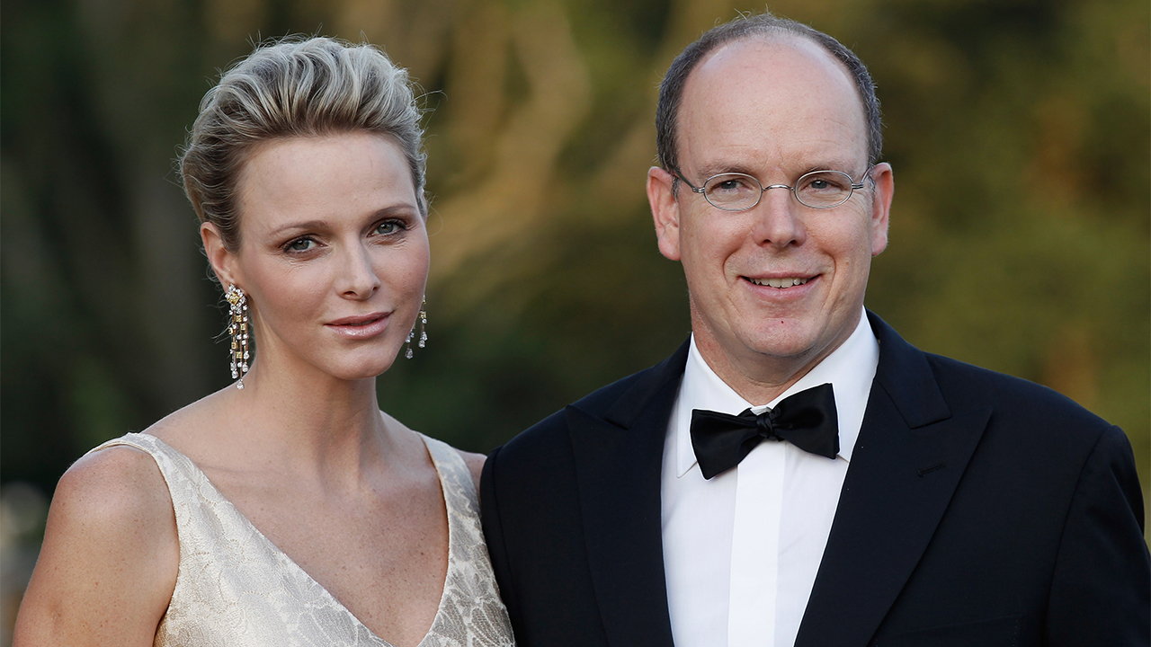 Hoàng tử Albert của Monaco cho biết vợ ông, Công chúa Charlene, đang ở trong một cơ sở điều trị sau khi trở về nhà