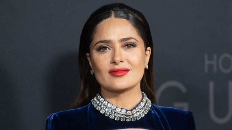 Salma Hayek nhớ lại mình sống sót sau một cuộc tấn công bằng dao trên Đại lộ Hollywood

