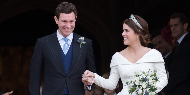 Công chúa Eugenie của York và Jack Brooksbank rời Nhà nguyện St George tại Lâu đài Windsor sau đám cưới của họ tại Nhà nguyện St George vào ngày 12 tháng 10 năm 2018, ở Windsor, Anh.  Gần đây, Nữ hoàng Elizabeth II đã tham dự lễ rửa tội cho con trai của họ.