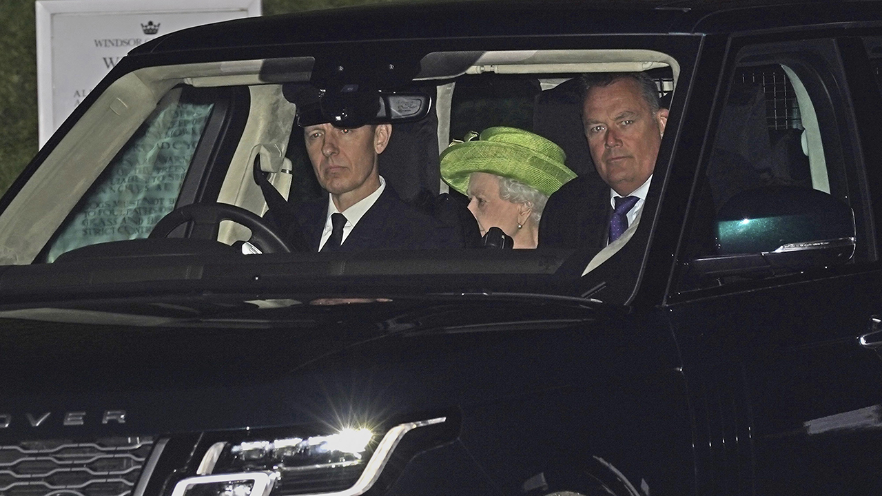 Nữ hoàng Elizabeth II tham dự lễ rửa tội kép của các cháu chắt