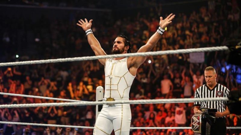 Một người đàn ông đã bị bắt sau khi tấn công Seth Rollins trực tiếp vào Monday Night Raw trong WWE

