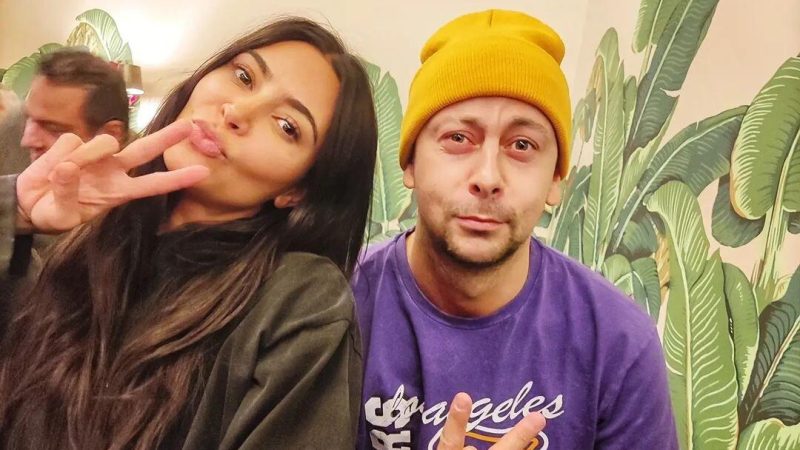 Kim Kardashian và Pete Davidson chụp ảnh với khách du lịch trong bữa sáng tại khách sạn Beverly Hills

