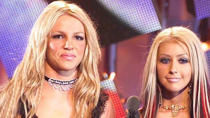 Britney Spears gọi Christina Aguilera cho một câu hỏi về nhà nghỉ

