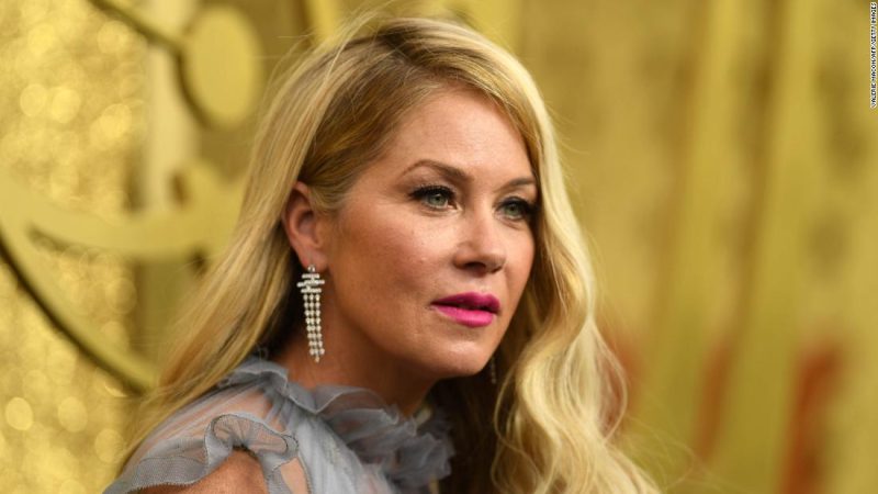 Christina Applegate chia sẻ một thông điệp vào sinh nhật lần thứ 50 của cô ấy sau khi được chẩn đoán mắc chứng MS

