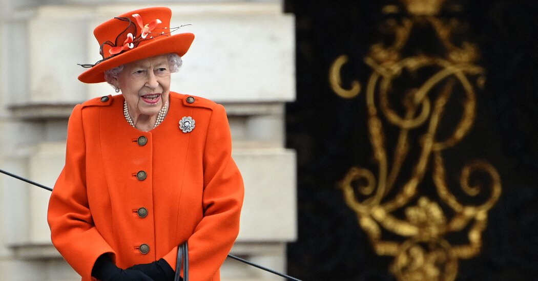 Nữ hoàng Elizabeth bỏ lỡ lễ tưởng niệm do bị bong gân lưng