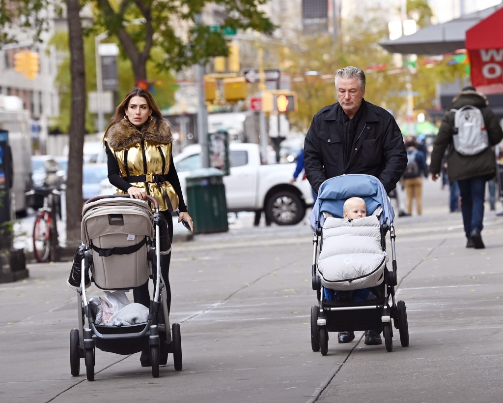 Alec Baldwin và vợ Hilaria dắt con út ở New York vào ngày 3/12/2021.